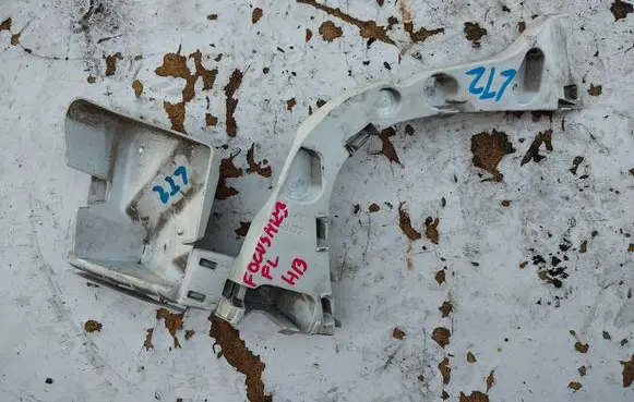 Ford Focus Bumper support mounting bracket corner 