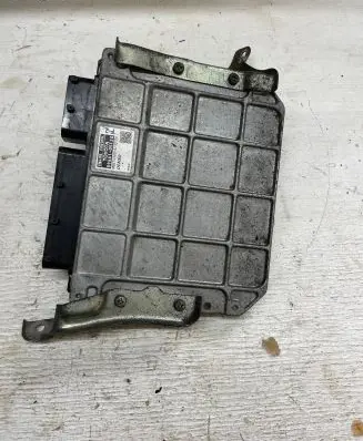 Toyota Avensis T270 Engine control unit/module 8966105F20 MB2759004733