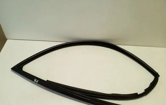 Nissan X-Trail T32 Rubber seal front door window/glass 