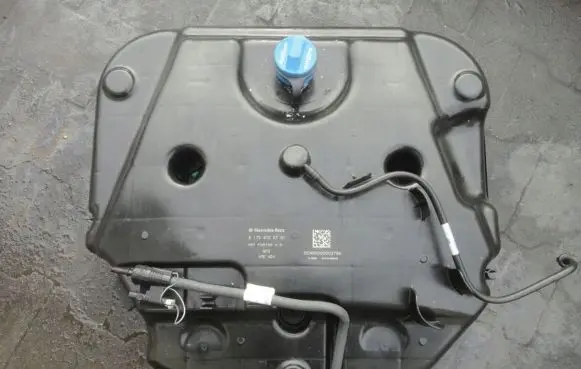 Mercedes-Benz SLK R172 AdBlue liquid reservoir A1724700701 A0994710475