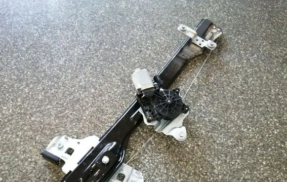 Buick Encore I Front door window regulator with motor 98830SUV11