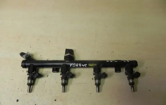 Audi A3 S3 8V Fuel distributor 06L906031A VD6345