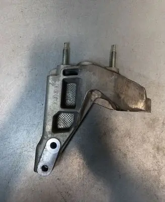 Suzuki Vitara (LY) Gearbox mounting bracket 2558