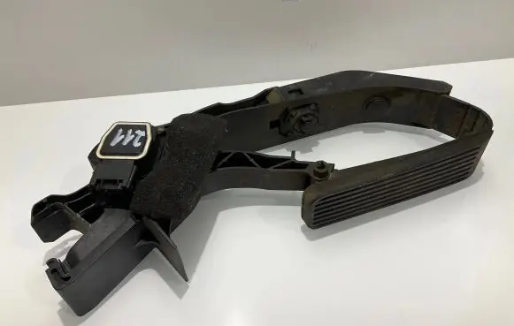Mercedes-Benz E W211 Accelerator throttle pedal A2113000404