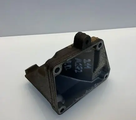 Engine mounting bracket