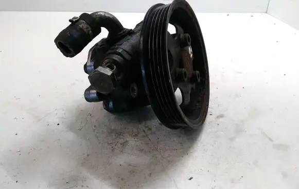 Volkswagen PASSAT B5 Power steering pump 058145255E