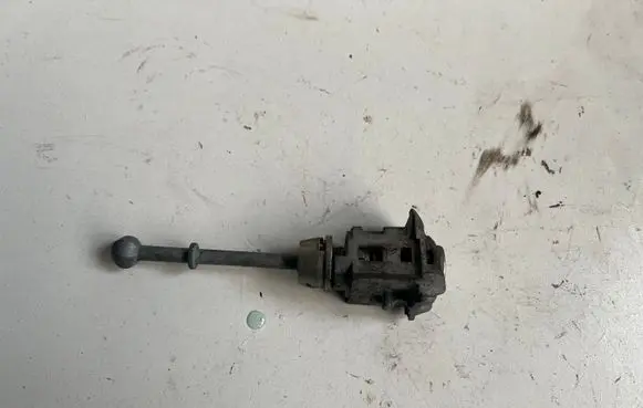 Peugeot 3008 I Front door lock (next to the handle) 
