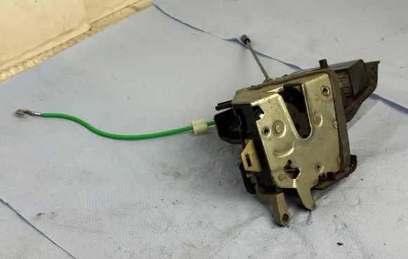 BMW 5 E39 Front door lock