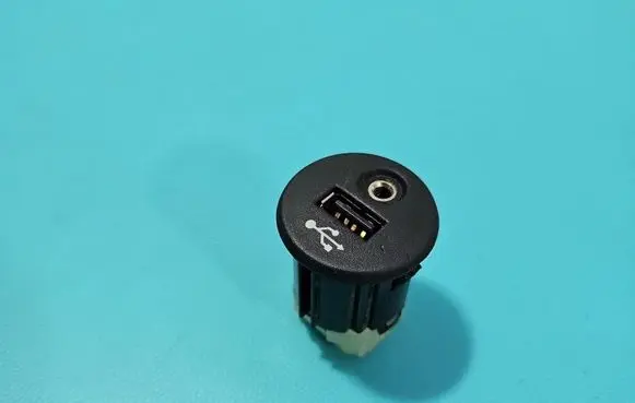 Nissan Juke I F15 USB socket connector 280235X00A IMPRK1572800