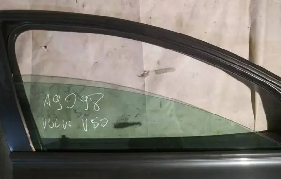 Volvo V50 Front door window glass four-door
