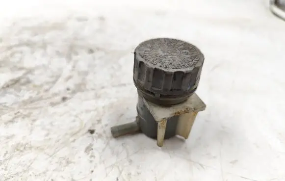 Honda CR-V Brake fluid reservoir 