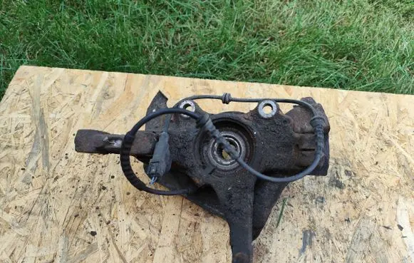 Opel Corsa D Front wheel hub 