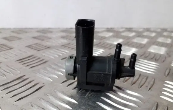 Volkswagen Touran II Turbo solenoid valve 1K0906283A