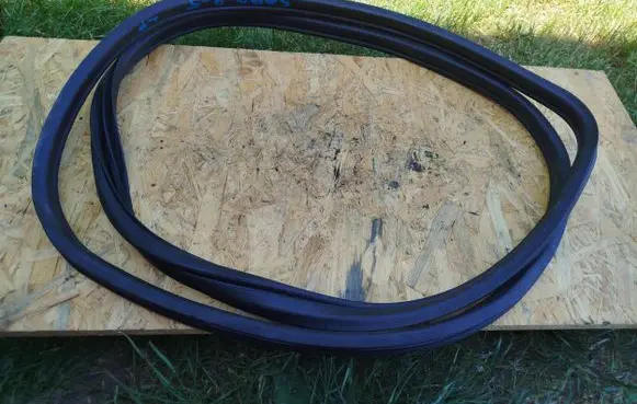 Saab 9-5 Front door rubber seal 