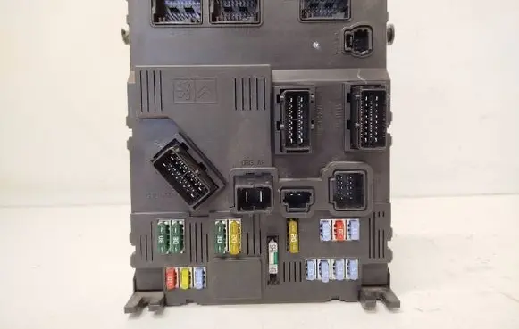 Peugeot 407 Fuse module BSIS0400 S120104500M