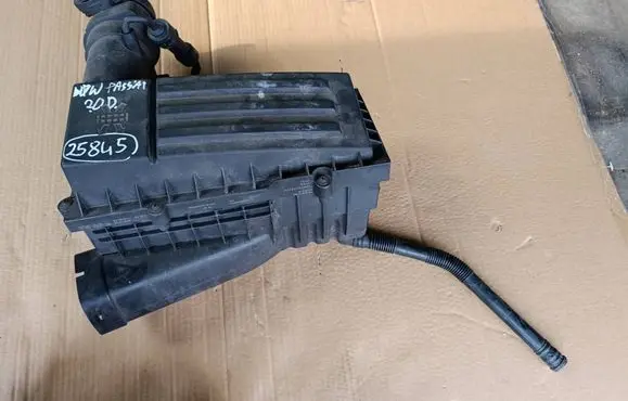 Volkswagen PASSAT B6 Air filter box 3C0129601BF