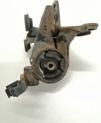 Nissan X-Trail T30 Engine mount bracket