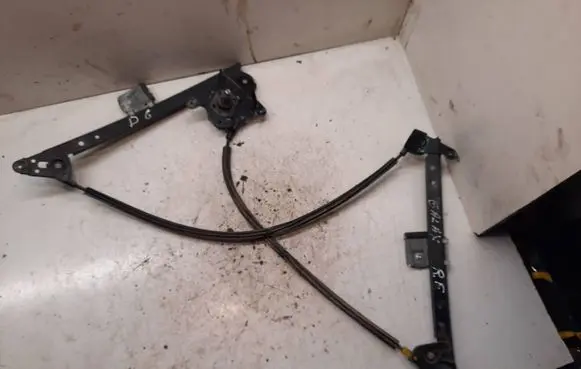Rear door manual window regulator