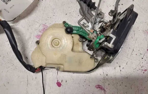 KIA Sorento Front door lock 060531
