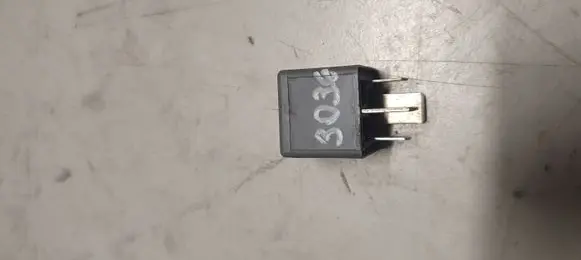 Audi A6 S6 C5 4B Other relay 8D0951253 V23134J52X300 370