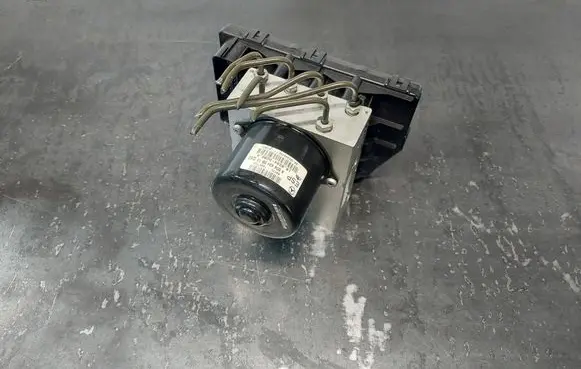 Mercedes-Benz C W203 ABS Pump A0044310512 A2035451632