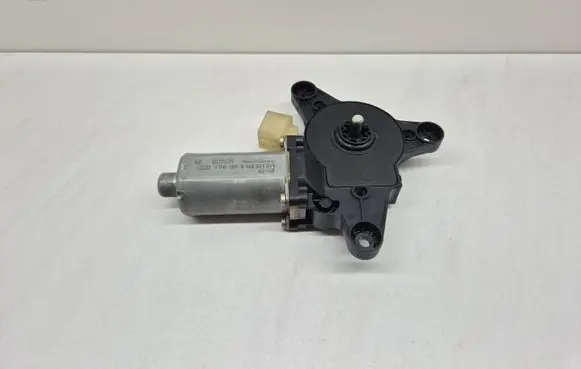 Mercedes-Benz C W202 Front door window regulator motor 0130821941