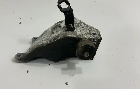 BMW 7 G11 G12 Engine mounting bracket 6861557