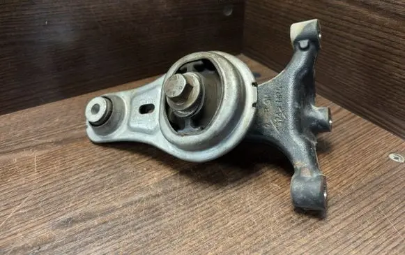 Engine mount bracket
