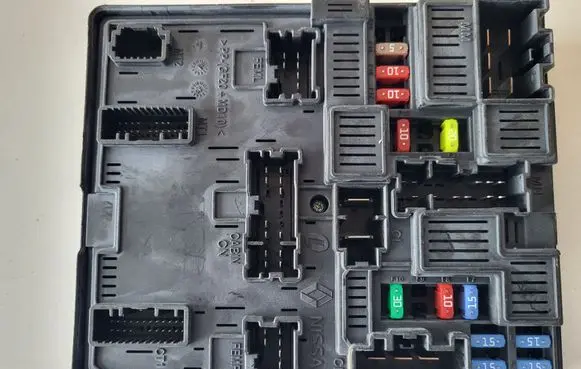 Nissan Pulsar Fuse module 284B73ZL0A