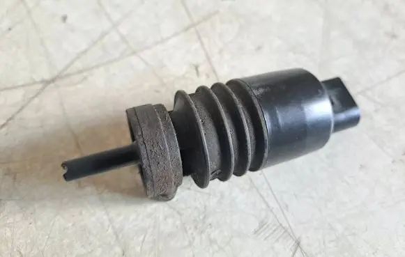 Volkswagen PASSAT B7 Windscreen/windshield washer pump 1K6955651