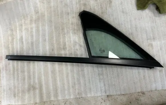 Audi Q7 4M Front door vent window glass four-door 4M0845113A 4M0845113