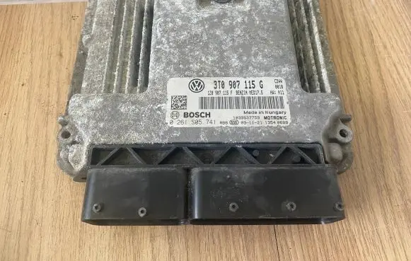 Skoda Octavia Mk2 (1Z) Engine control unit/module 0261S05741 3T0907115G