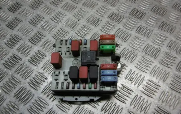 Fiat Punto (188) Fuse box cover 46835593