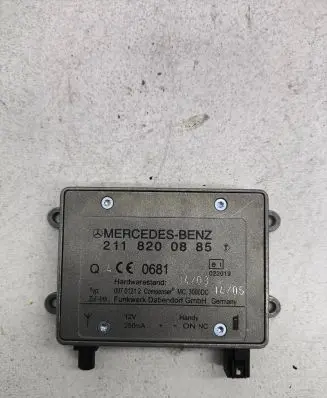 Mercedes-Benz CLS C219 Antenna control unit 2118200885 09701212