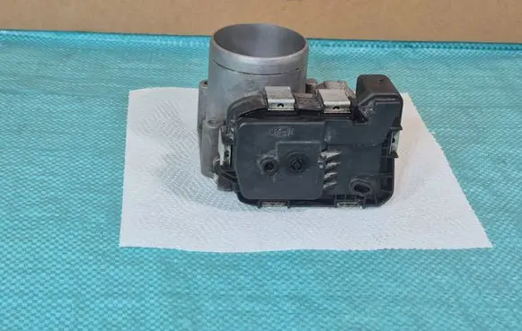 Volkswagen Golf VII Throttle valve 03F133062B