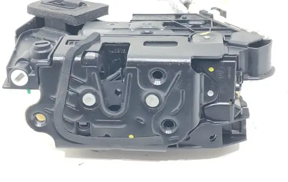 Volkswagen PASSAT B8 Rear door lock 5E0839015A
