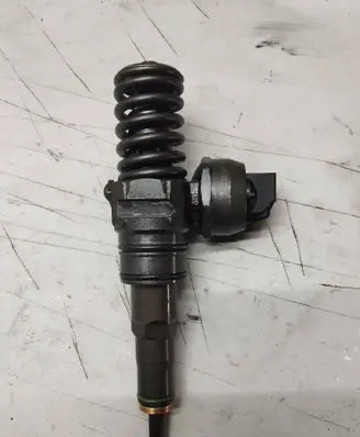 Volkswagen PASSAT B6 Fuel injector 038130073AG