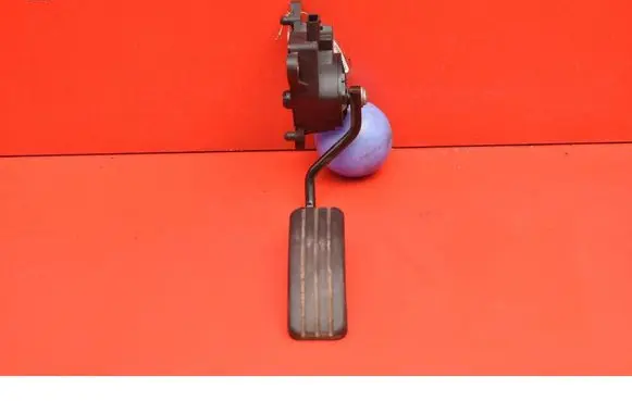 Accelerator throttle pedal