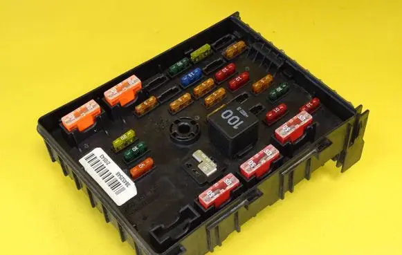 Volkswagen PASSAT B6 Fuse module 3C0937125