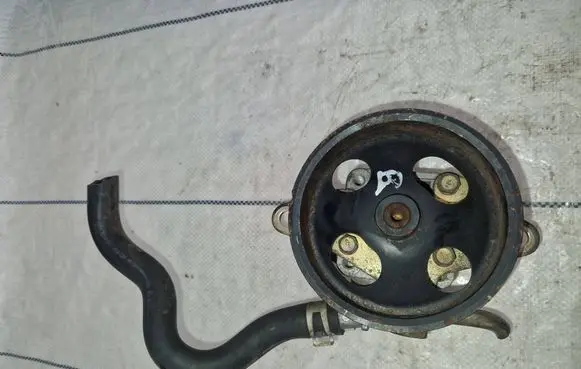 Nissan X-Trail T30 Power steering pump 8h305