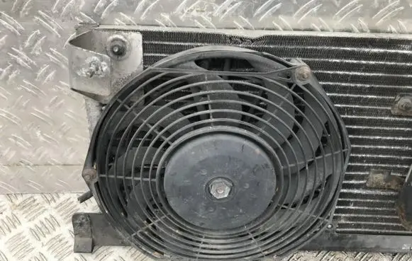 Radiator cooling fan shroud