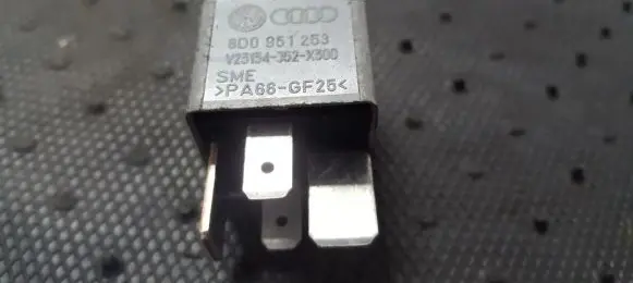 Volkswagen PASSAT B5 Other relay 8D0951253 V23134-J52-X300