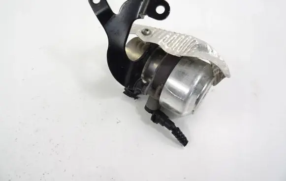 Volkswagen Golf VII Vacuum pump 5Q0612181B