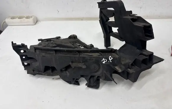 Audi Q5 SQ5 8R Headlight/headlamp mounting bracket 8R0805608