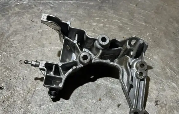 Citroen C4 III e-C4 Generator/alternator bracket 9808696680