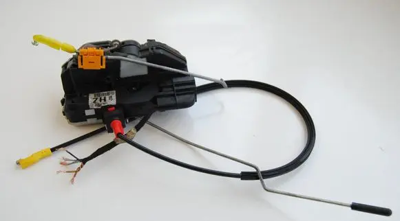 Opel Astra J Front door lock 3023880 13579519