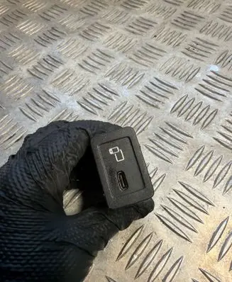 Mercedes-Benz B W247 USB socket connector A2478203802 0136712