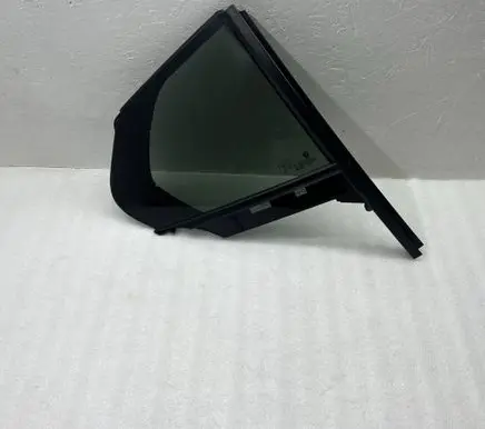BMW 1 F40 Rear vent window glass 7452414