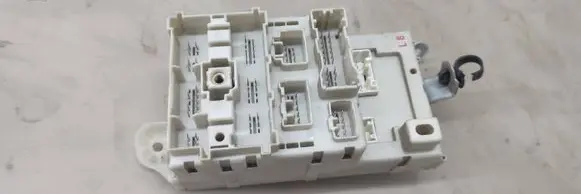 Toyota RAV 4 (XA20) Fuse module 8273342081