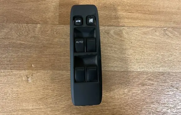 Nissan Primera Electric window control switch 25401A9640 121005N1